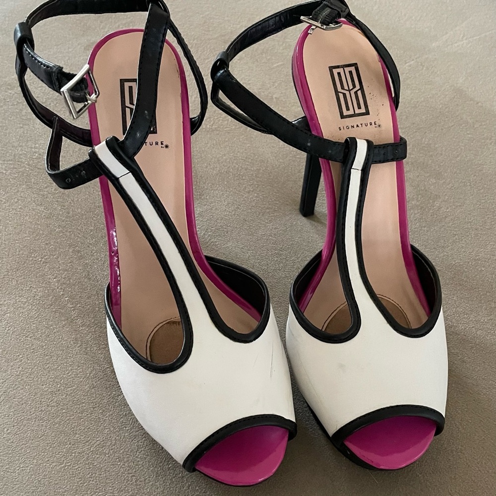 Signature by Shoe Dazzle